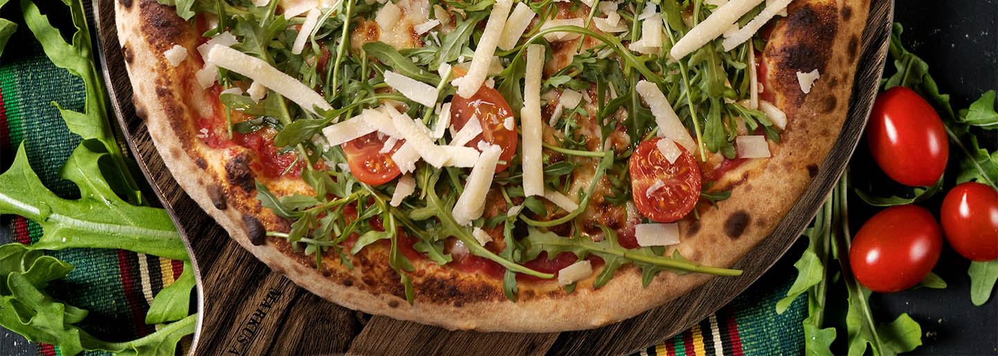 Vi bruker vedfyrt pizza ovn, for den autentiske pizzaen