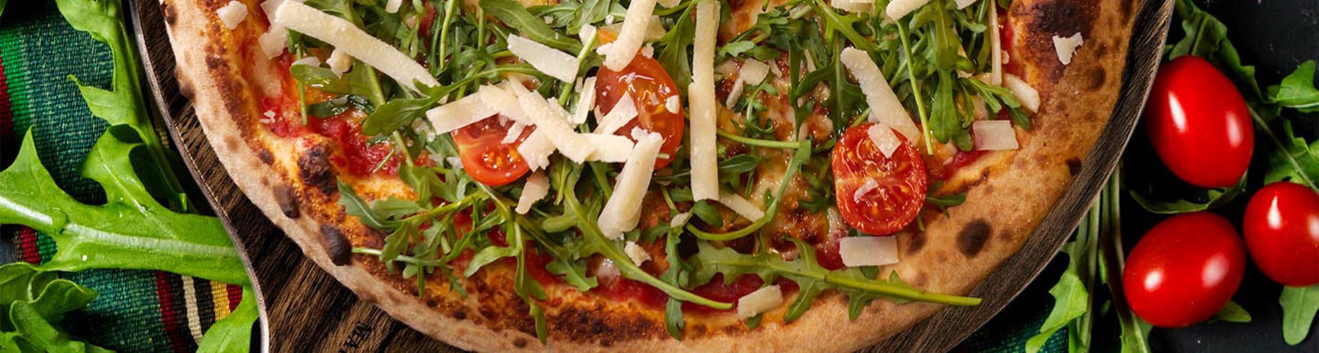 Vi bruker vedfyrt pizza ovn, for den autentiske pizzaen